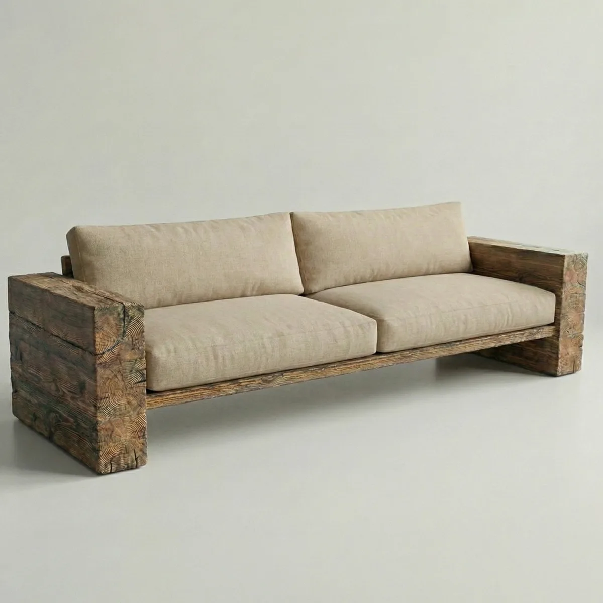 Gartensofa aus massiven Altholzbalken mit beigen Polstern